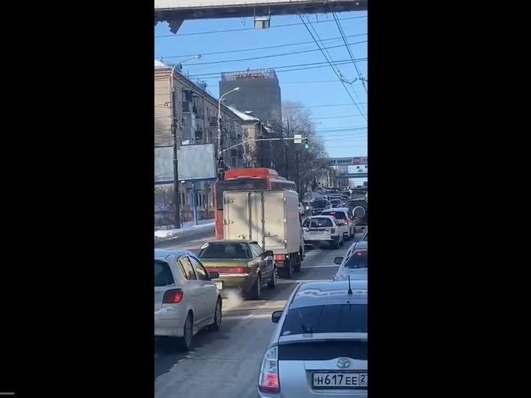 В Хабаровске сняли несущийся по встречке 56 автобус