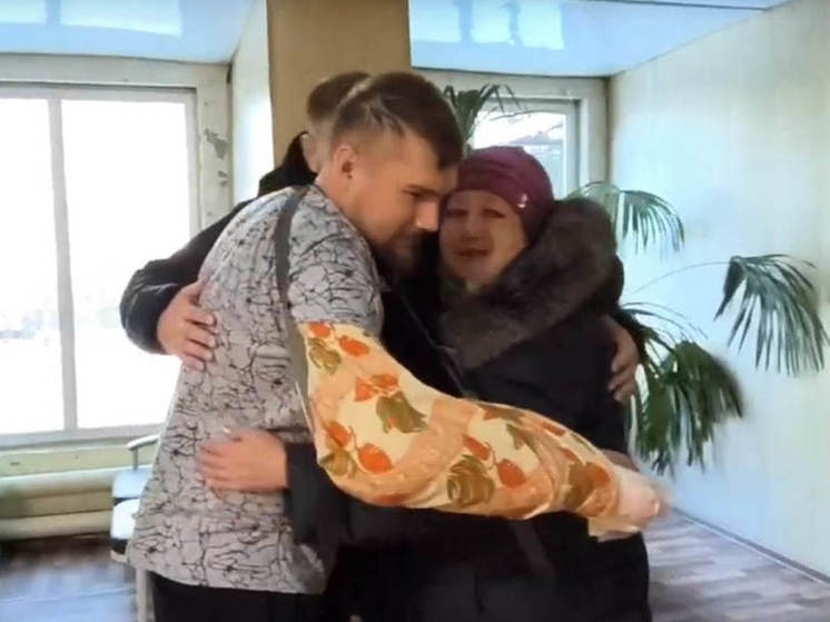 Пенсионерка из Новосибирска поддержала бойца СВО, передав ему лисенка и домашнюю шарлотку