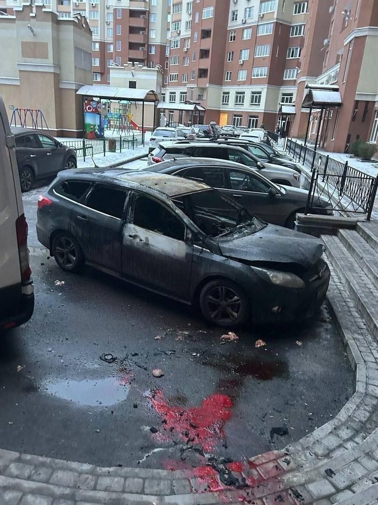 Горящий мужчина выпал из окна многоэтажки в центре Воронежа