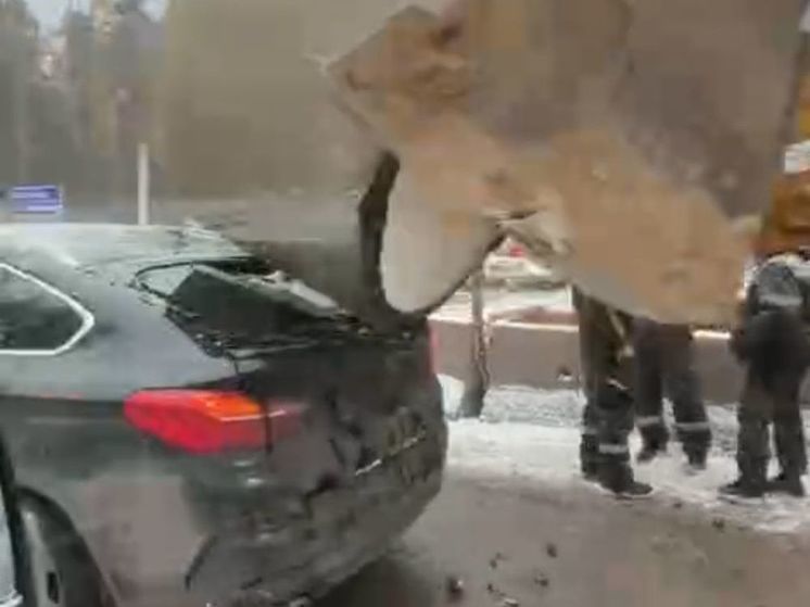 Тракторист выгрузил бетонное кольцо на легковушку в Подмосковье