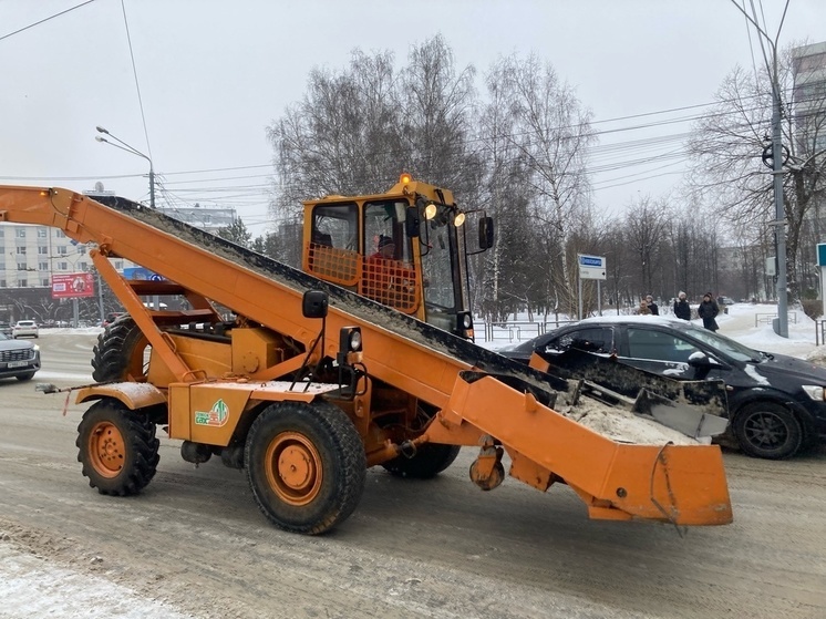В Омске за сутки убрали с дорог шесть  тысяч кубометров снега