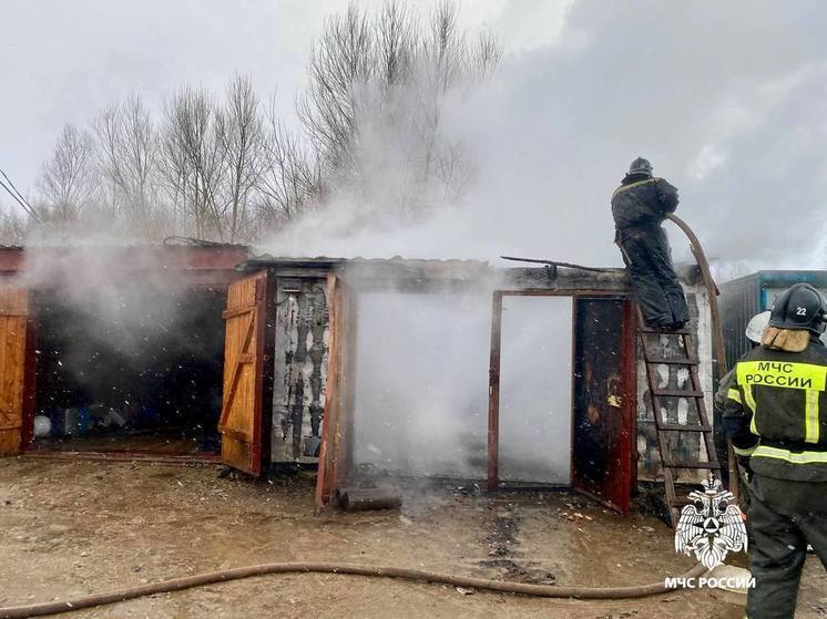 В Тверской области два гаража сгорели из-за короткого замыкания