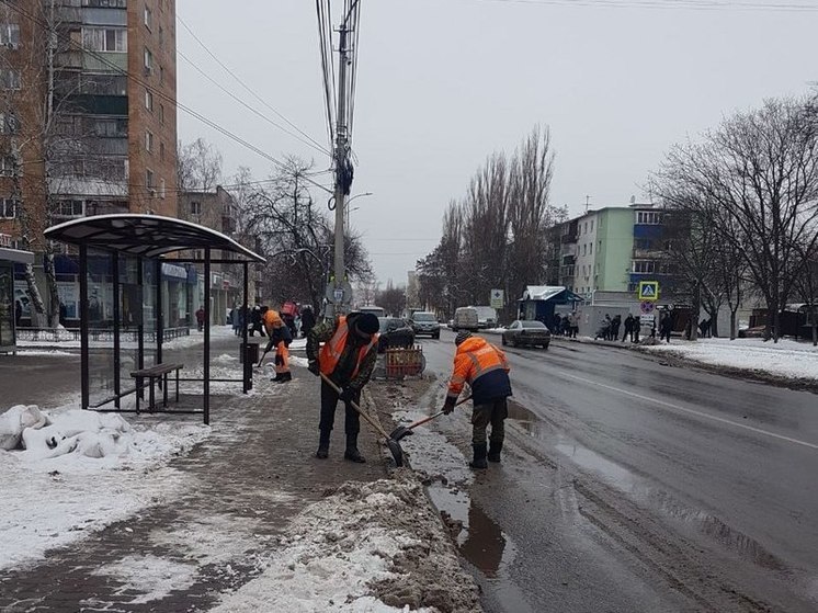 Курск сегодня убирали 54 дорожника с лопатой и 62 спецмашины
