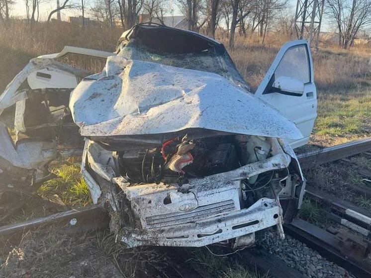 В Лабинске легковушка попала под поезд
