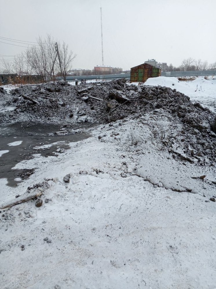 В Поронайске около жилых домов выгрузили кучи грязи