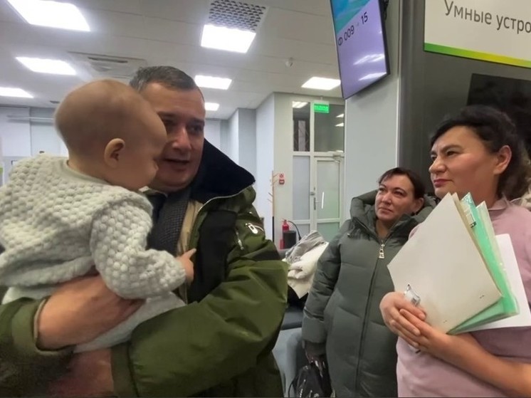 Хинштейн пообщался с курянами в пункте приема заявок на жилищные сертификаты