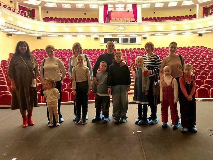 Для членов семей участников СВО провели экскурсию по закулисью Пензенского драмтеатра