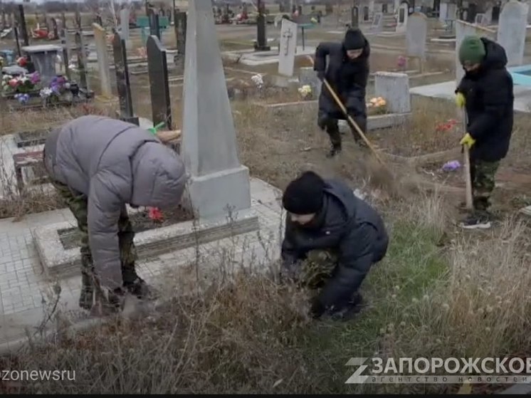 В Приазовском школьники убрались на могиле героя Великой Отечественной войны