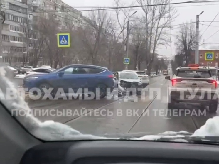 На Пушкинской улице в Туле автомобилист не уступил дорогу и устроил ДТП