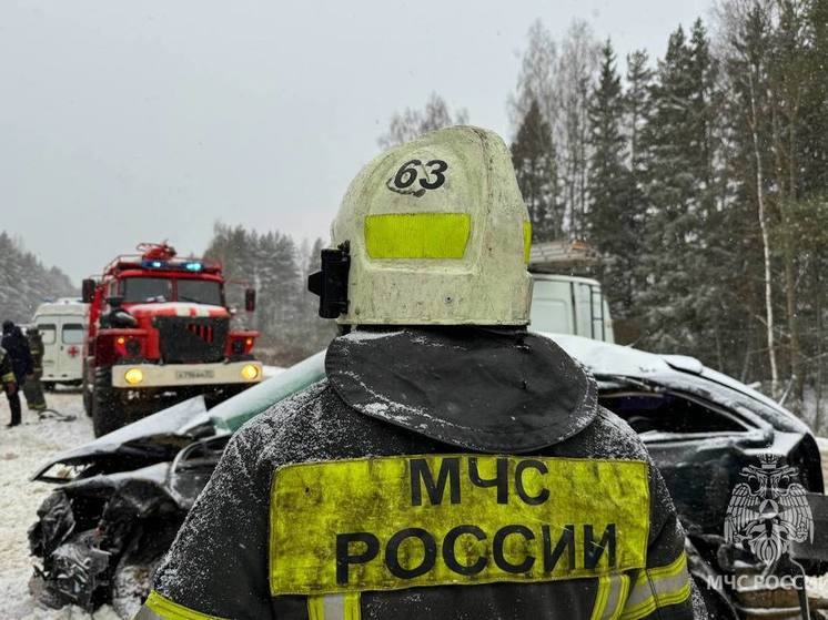 При столкновении трех транспортных средств под Ивановом двое погибли и четверо ранены