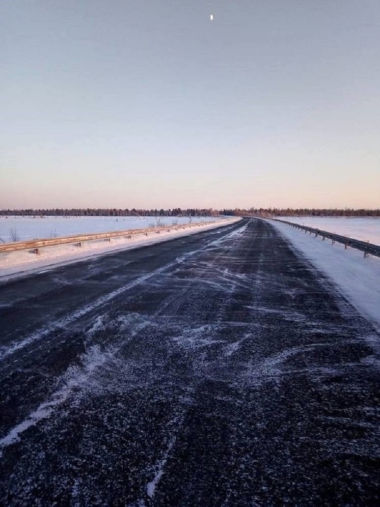 На участке новоуренгойской трассы встало автодвижение из-за обрыва проводов