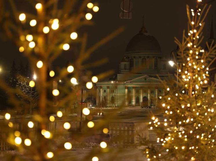 В Курске на Красной площади 8 декабря включили новогоднюю иллюминацию