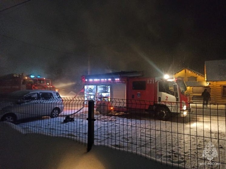 В Барнауле поздним вечером произошел пожар на базе отдыха