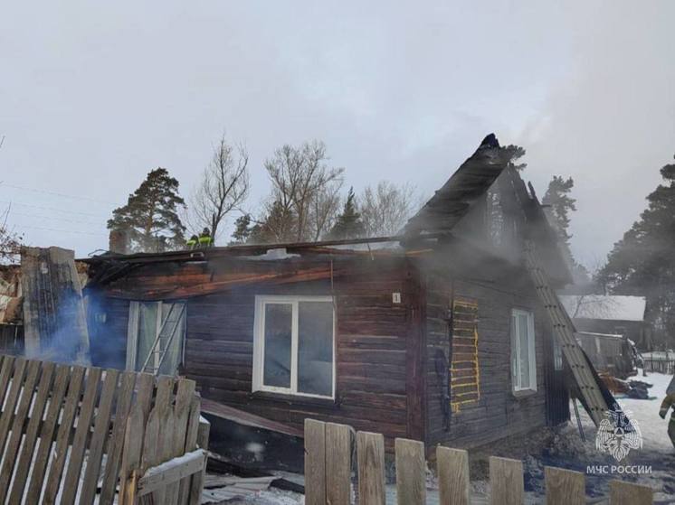 В Алтайском крае мужчину госпитализировали с ожогами после пожара в частном доме