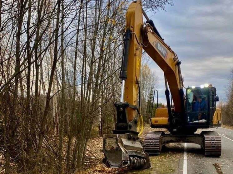 В Новгородской области мульчируют дороги для повышения безопасности движения