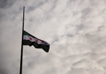 Над посольством Сирии в Москве в понедельник был поднят флаг сирийской оппозиции. Об этом сообщает ТАСС со ссылкой на собственного корреспондента. 