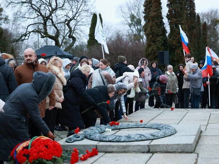 В Калининграде в День Героев Отечества подняли флаги и возложили цветы