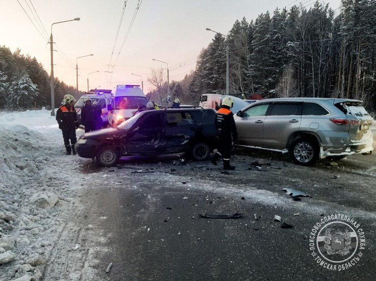 В Томске ВАЗ и Toyota столкнулись на улице Высоцкого