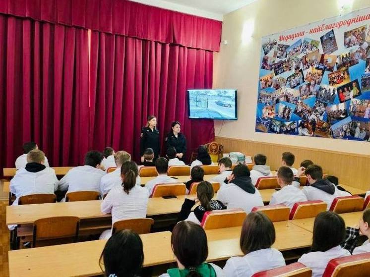 Студентам Генического медколледжа напомнили о правилах дорожной безопасности