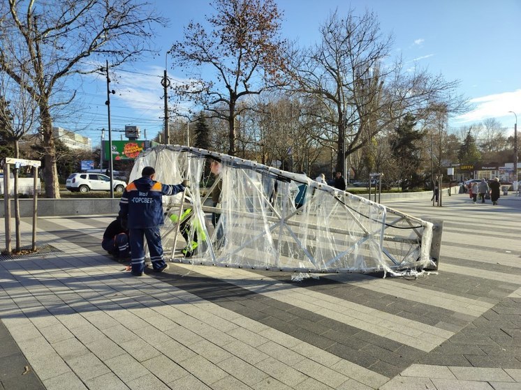 Симферополь продолжают украшать к Новому году