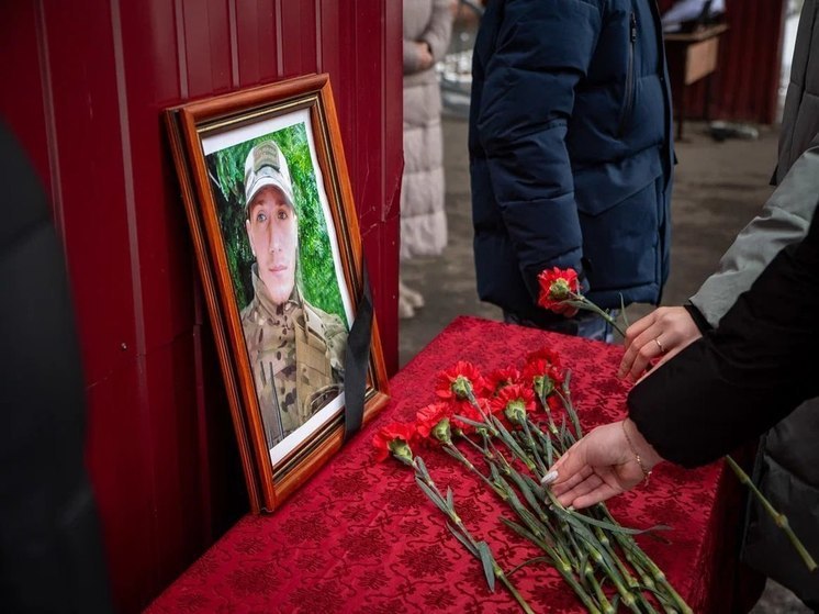 В Курске в честь погибшего на СВО выпускника школы №29 открыли мемориальную доску