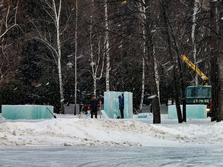 В центре Томска строят сердце и 20-метровую змею изо льда