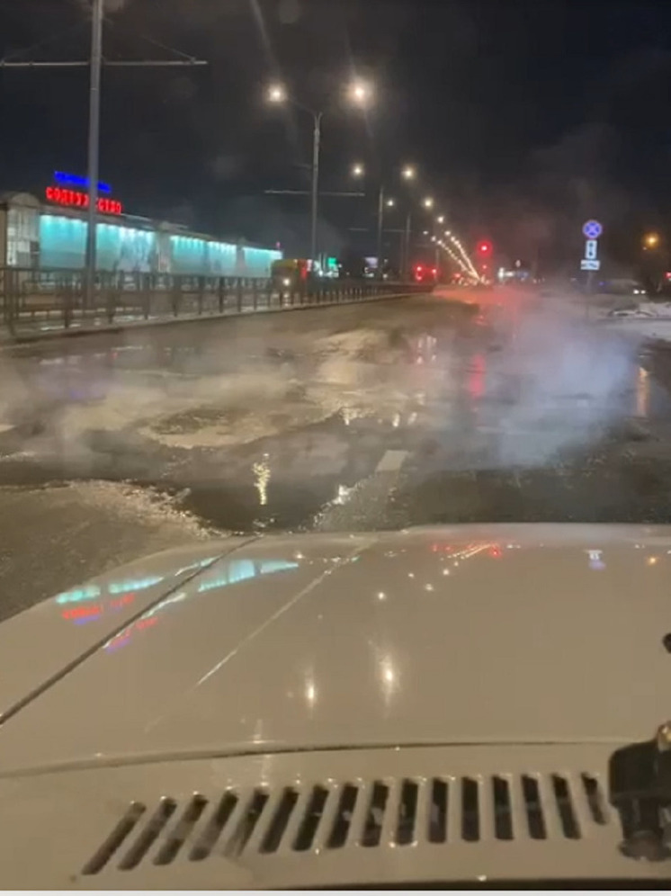 В Красноярске из-за коммунальной аварии затопила дорогу на Красрабе