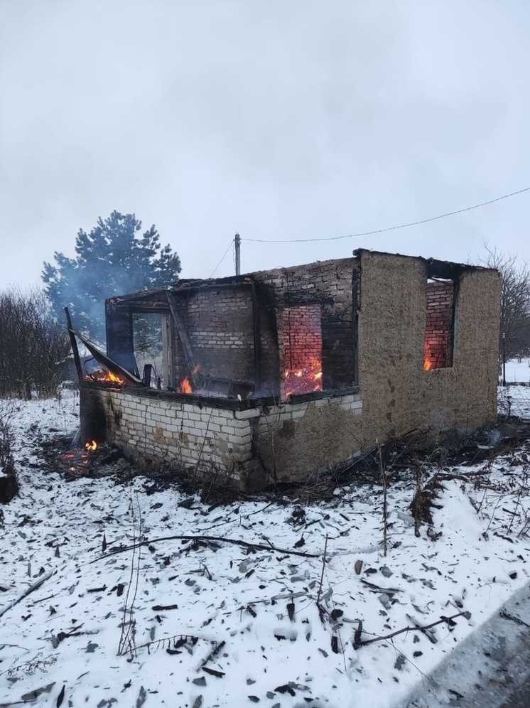 Под Козельском полностью сгорела хозпостройка