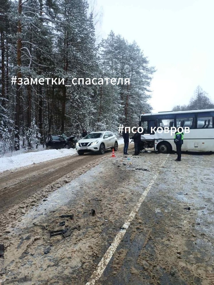 В Ковровском районе столкнулись автобус и легковушка
