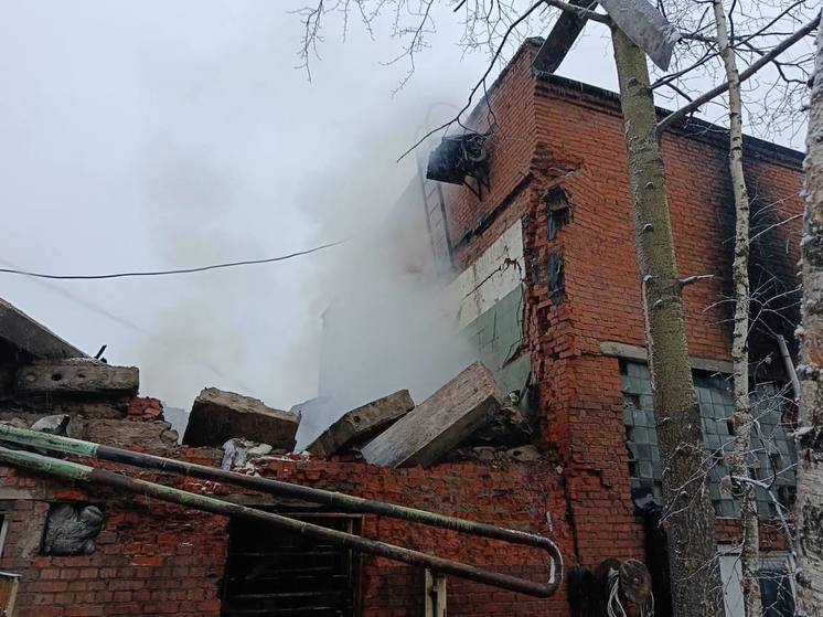 Тела двоих погибших извлекли из-под завалов в поселке Лесной