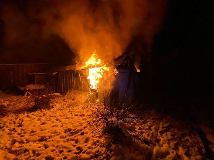 Загоревшуюся баню в Никольске тушили 4 человека
