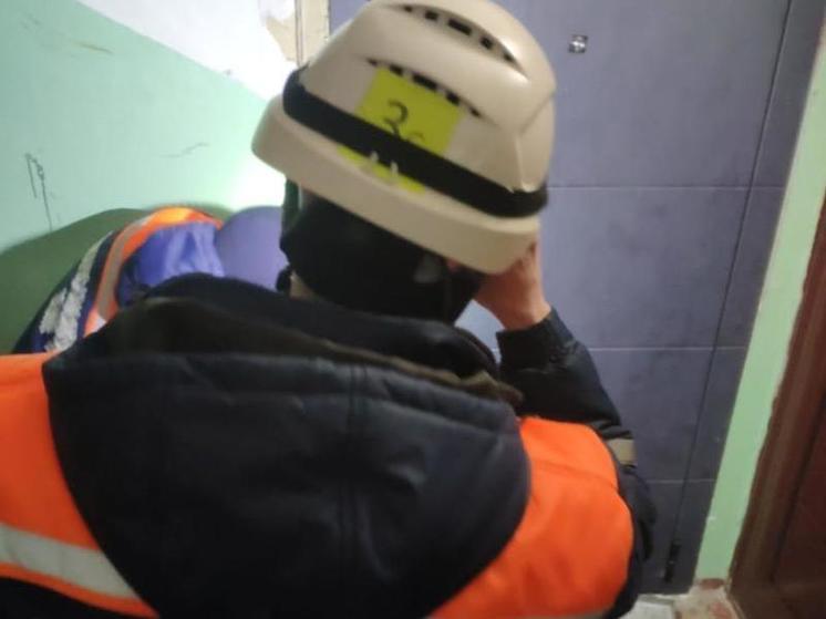 Пензенские спасатели помогли родителям попасть в запертую квартиру к ребенку