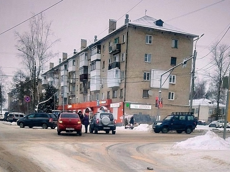В Тверской области на перекрестке столкнулись два автомобиля