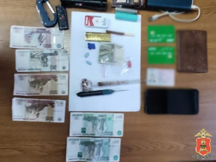 В Тверской области мужчина выкинул в снег наркотики при задержании