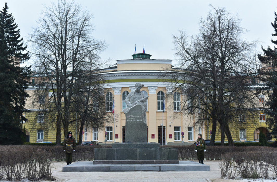 В Великом Новгороде открыли отреставрированный памятник Лене Голикову