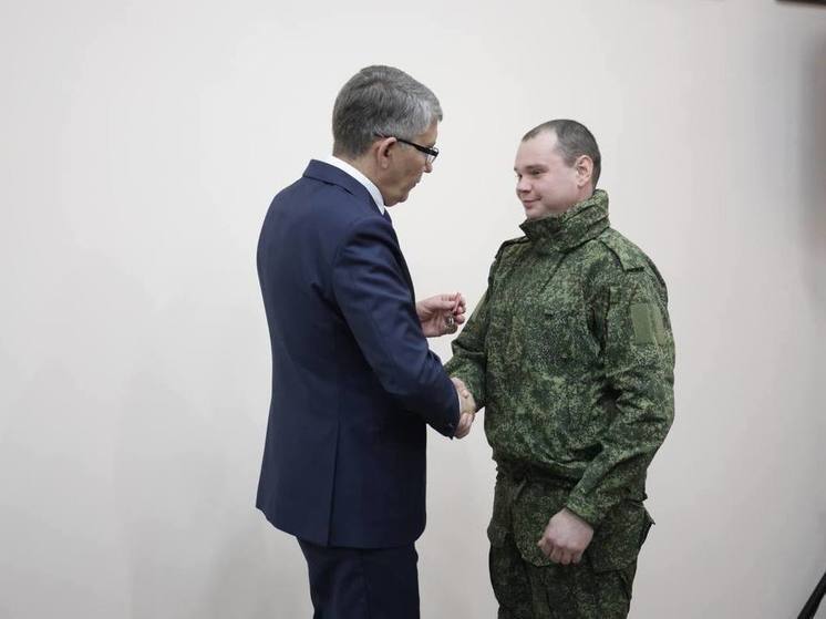 Дмитрий Миляев вручил военнослужащим в Плавске медали «Доблесть и слава»