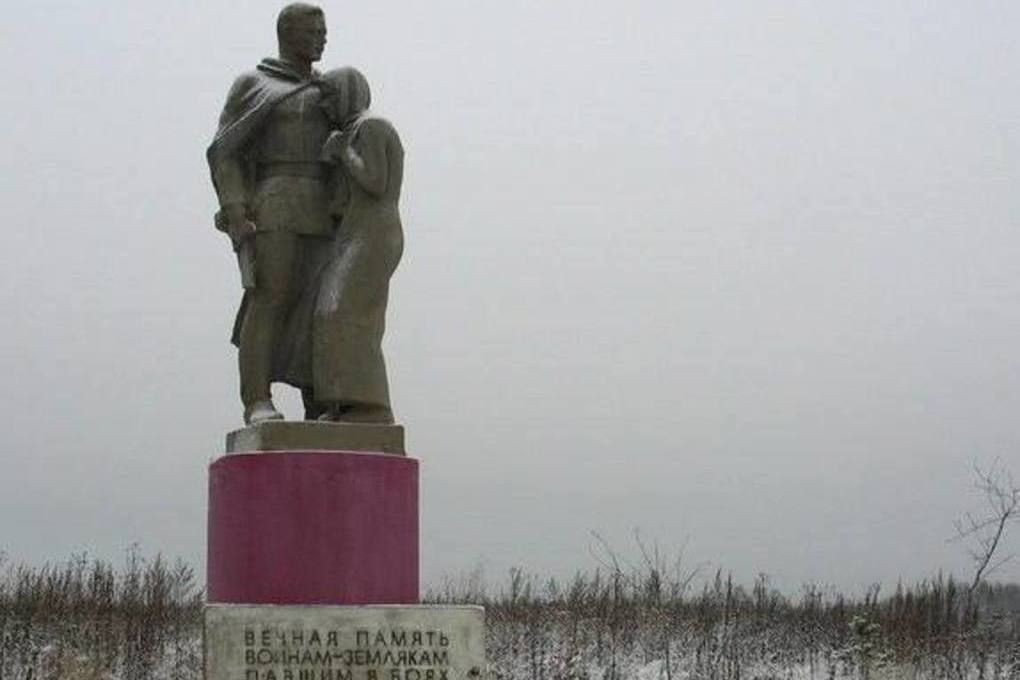 Участок рядом с памятником в Лужском районе передали муниципалитету