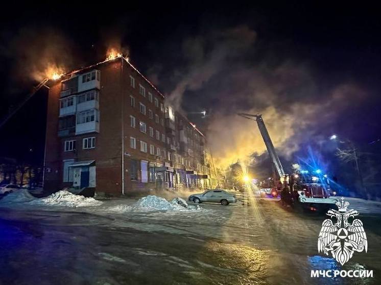 Крыша пятиэтажного дома загорелась в Кемерове