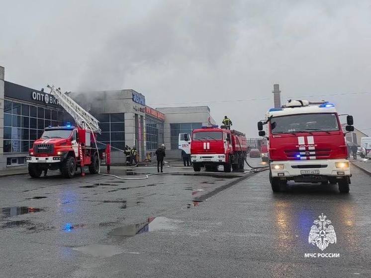 В Белгороде загорелся ТЦ на улице Серафимовича