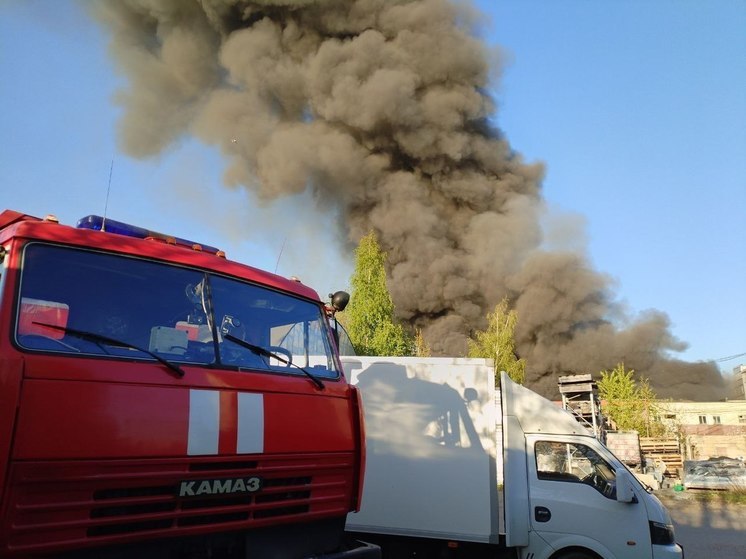 Замыкание в бытовке вызвало пожар в грузовом сервисе в Разметелево