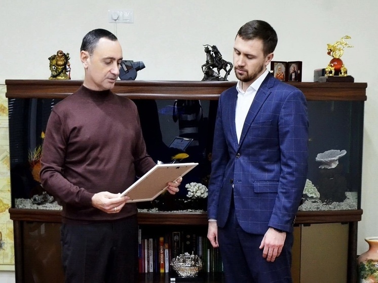 Политик Виктор Тепляков наградил специалиста из Сочи за вклад в развитие культуры