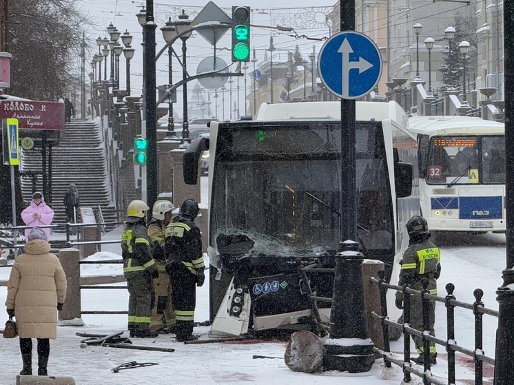 В Томске автобус врезался в ограждение на Ленина: появились фото с места ДТП