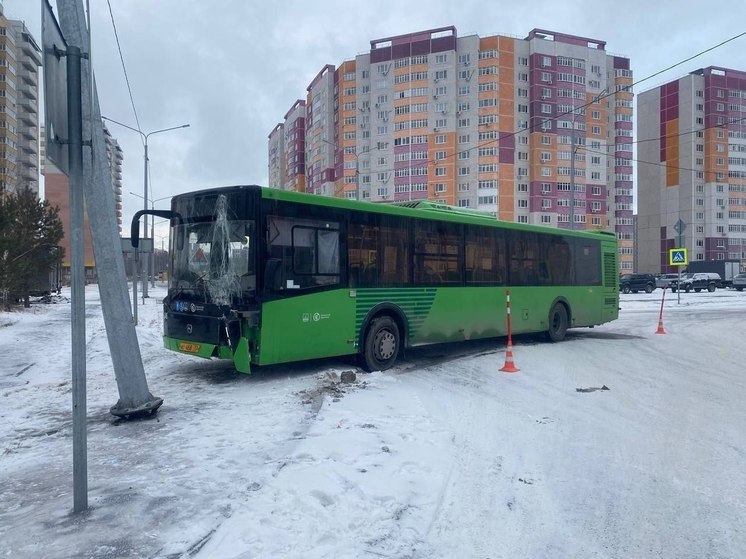 В Тюменском районе маршрутный автобус влетел в столб