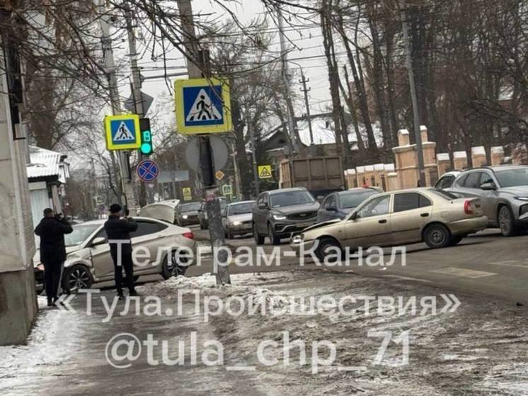 «Впечатался в бок»: два автомобиля столкнулись на перекрёстке Льва Толстого в Туле