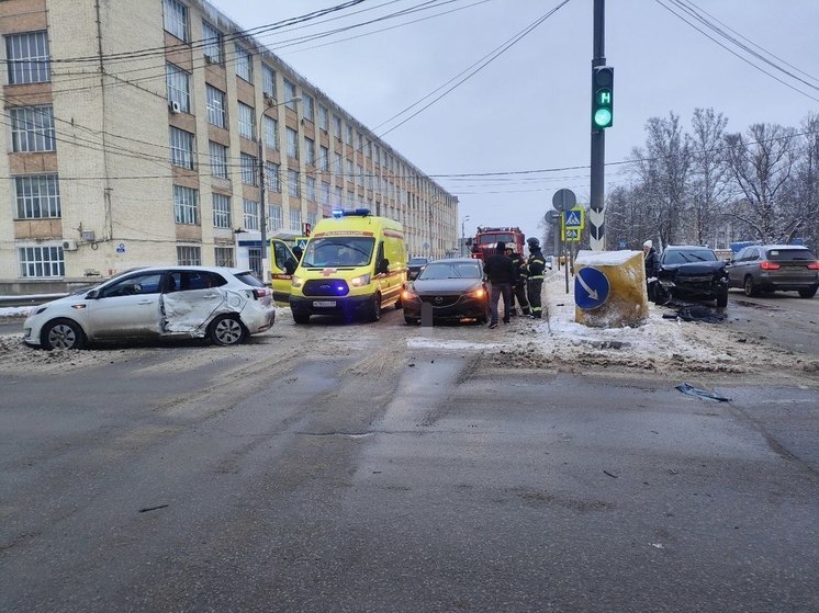 В Твери по вине водителя Kia три иномарки разбились в ДТП по Мигаловским мостом