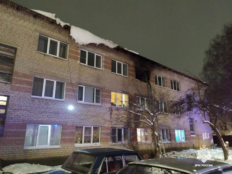 Ночью костромские пожарные вывели из огня трех человек