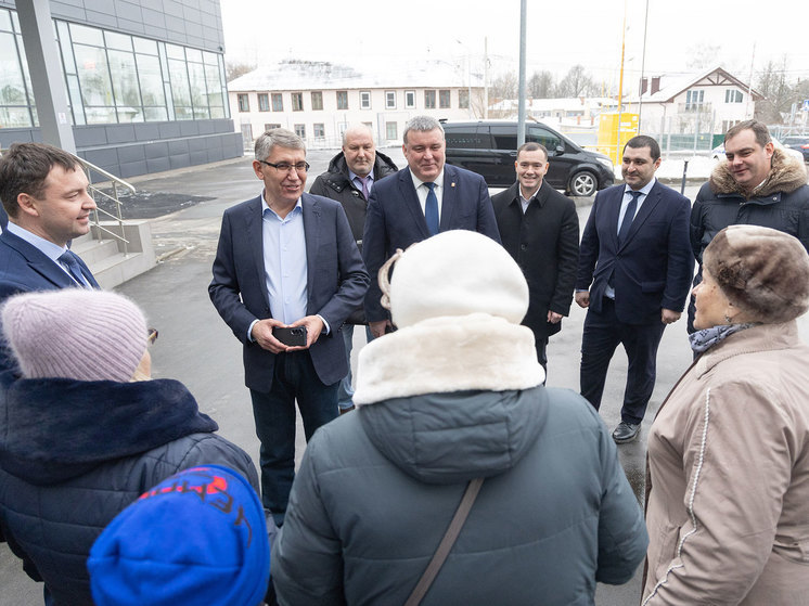 Губернатор Миляев посетил новый СК с бассейном в Скуратово