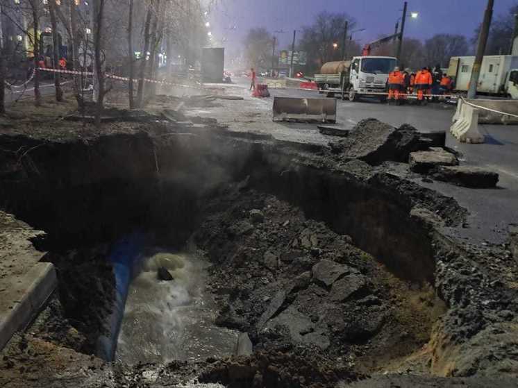 В Воронеже устраняют яму на проспекте Патриотов, куда провалилась машина