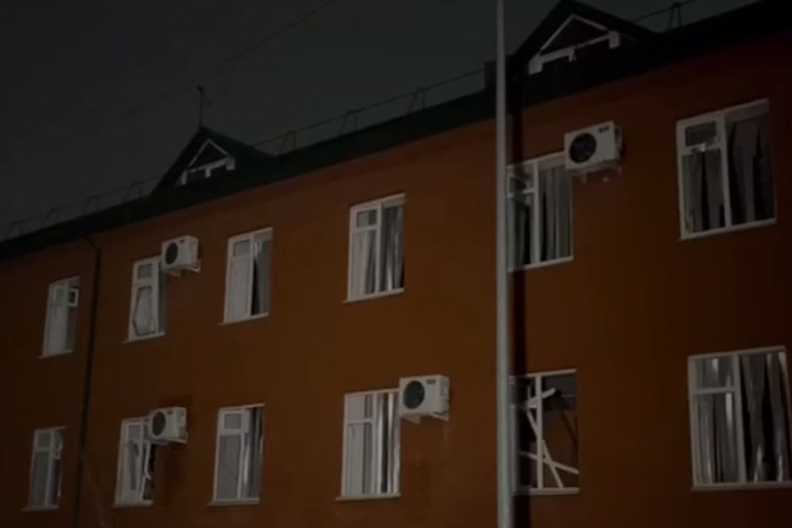 Фрагменты сбитого в Грозном БПЛА повредили кровлю здания спецлполка