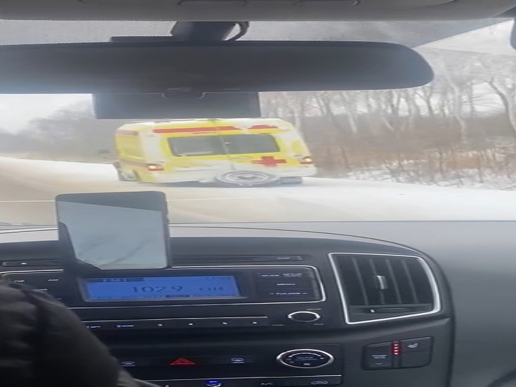  На сахалинской трассе у кареты скорой помощи оторвало колесо